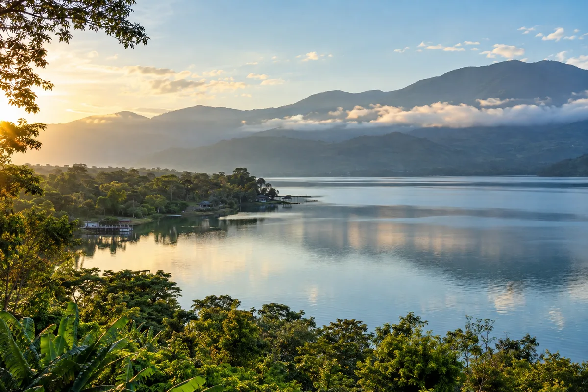 Ilustración generada con IA de Lago de Yojoa