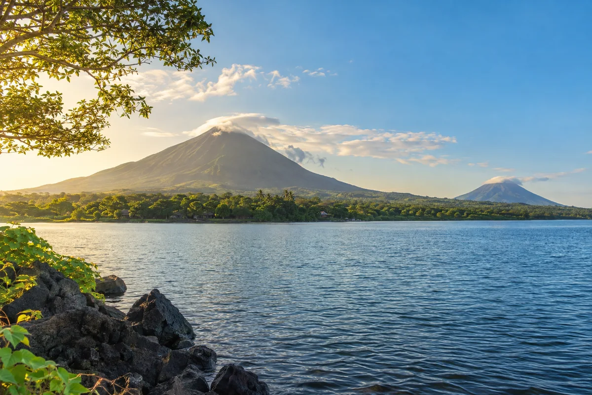 Ilustración generada con IA de Isla de Ometepe