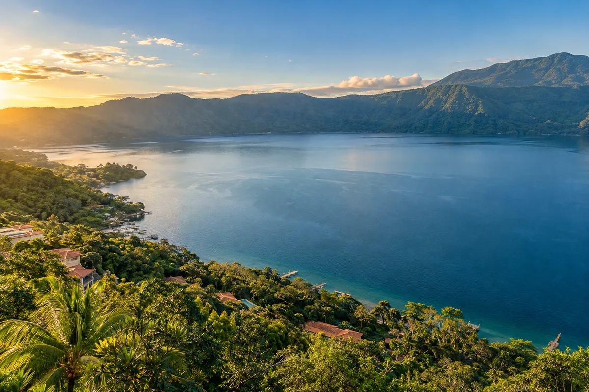 Ilustración generada con IA de Lago de Coatepeque